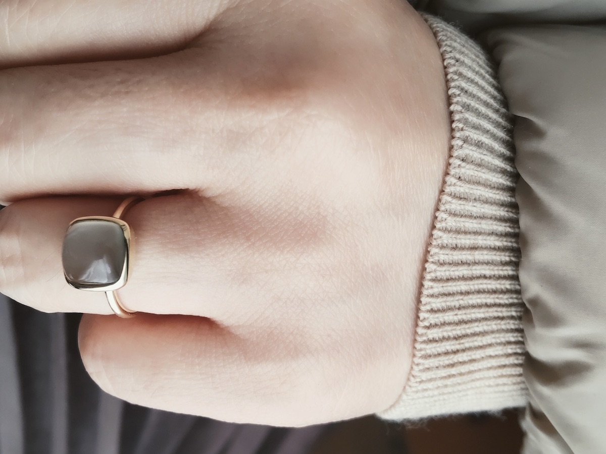 Beige outfit with a gray jewelry