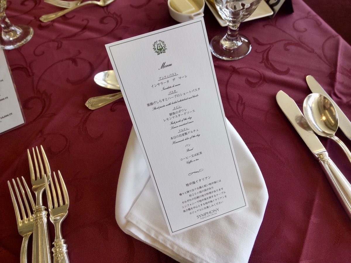 Elegant table setting on the Symphony