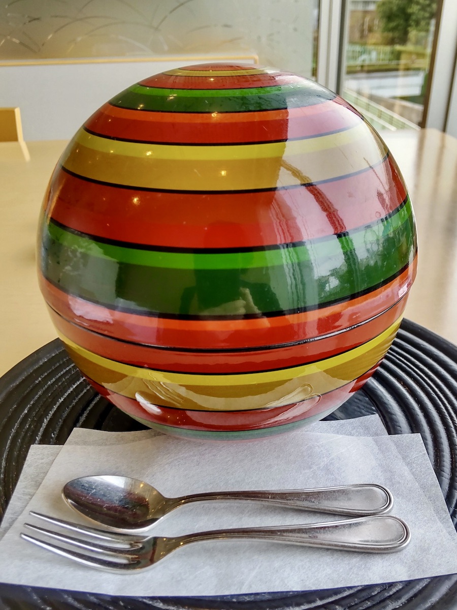 Glossy and vivid spherical Japanese container, with the lid closed