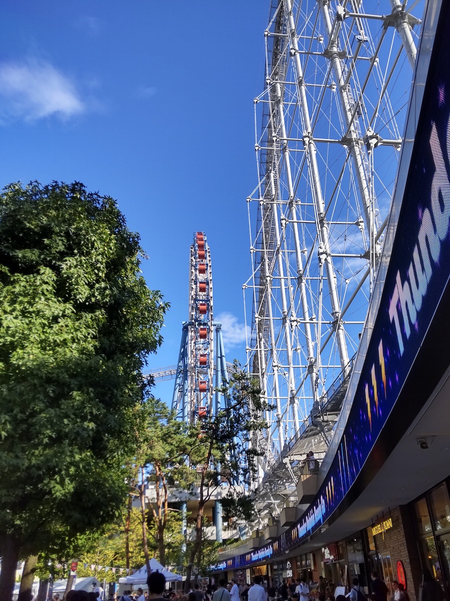 The Big-O Ferris wheel and the Thunder Dolphin roller